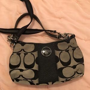 Coach shoulder bag that has a crossbody strap!